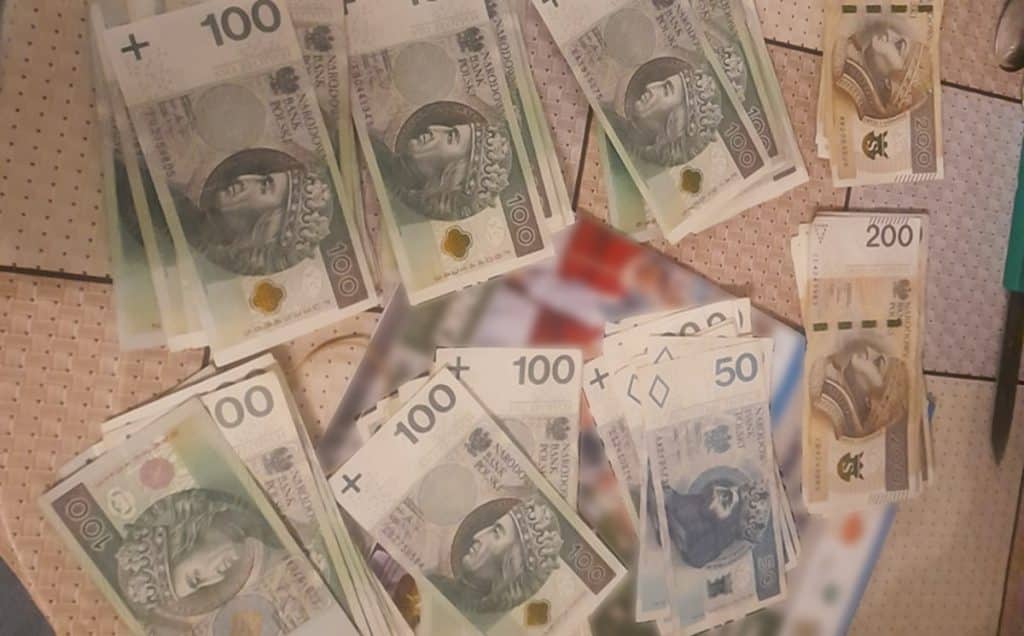 Funkcjonariusze odkryli setki tysięcy sztuk towaru. Ich rynkowa wartość to 300 tys. zł. - Gigantyczna kontrabanda odkryta w piwnicy kobiety