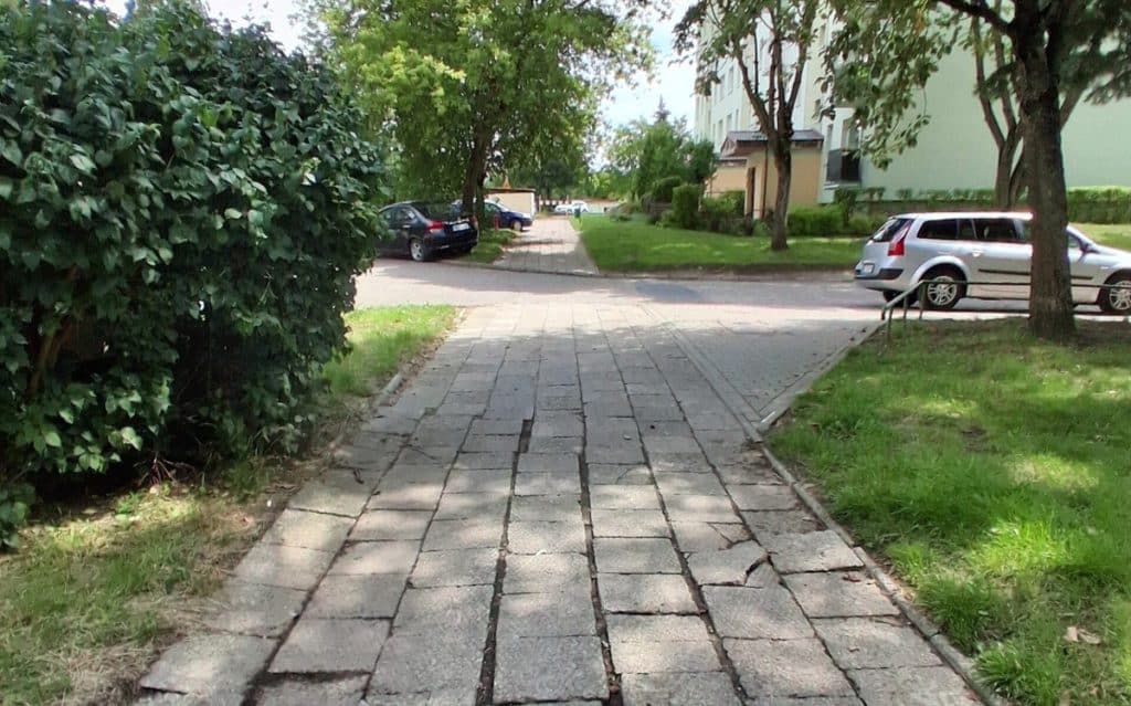 Koniec potknięć na nierównościach? - Pieczewo ma nowy chodnik. Mieszkańcy w końcu odetchnęli z ulgą