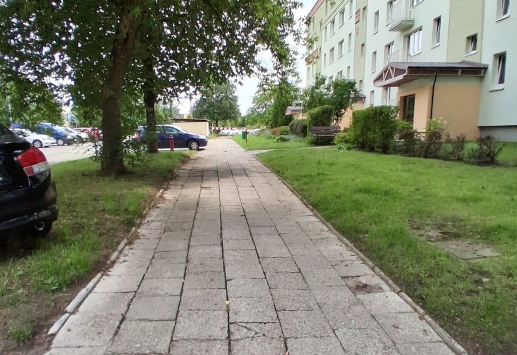 Koniec potknięć na nierównościach? - Pieczewo ma nowy chodnik. Mieszkańcy w końcu odetchnęli z ulgą