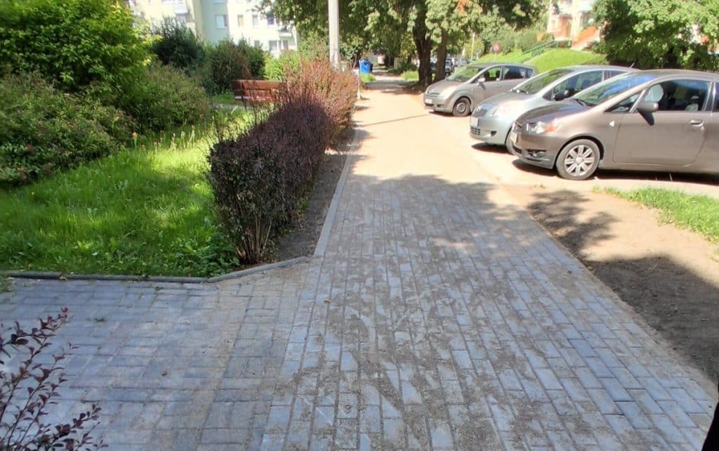 Koniec potknięć na nierównościach? - Pieczewo ma nowy chodnik. Mieszkańcy w końcu odetchnęli z ulgą