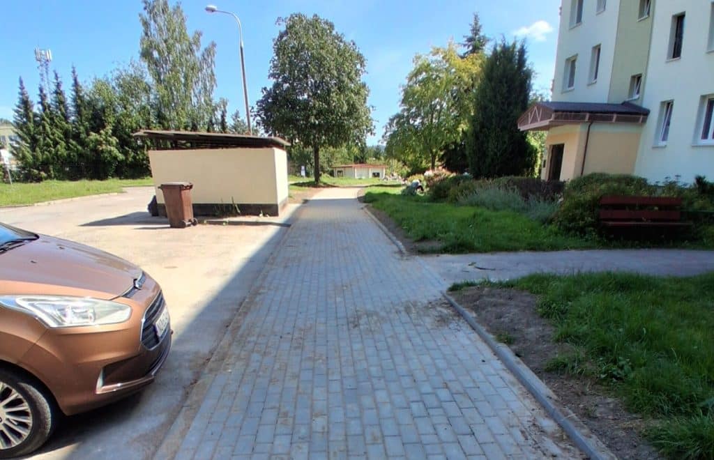 Koniec potknięć na nierównościach? - Pieczewo ma nowy chodnik. Mieszkańcy w końcu odetchnęli z ulgą
