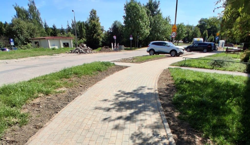 Koniec potknięć na nierównościach? - Pieczewo ma nowy chodnik. Mieszkańcy w końcu odetchnęli z ulgą