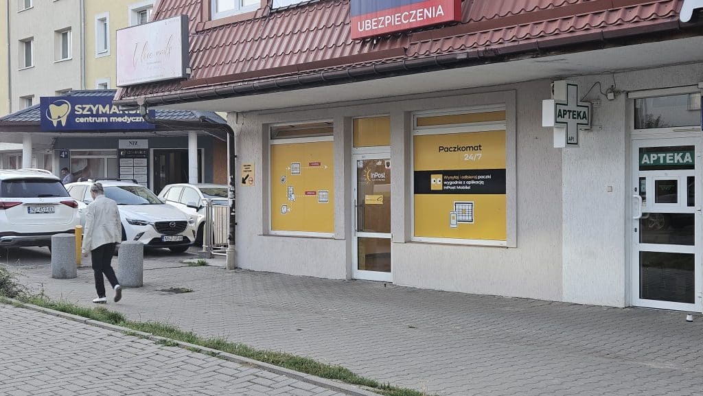 Olsztyn. Punkt z paczkomatem przerodził się w... noclegownię. - Restauracja po "Kuchennych Rewolucjach" Magdy Gessler nie przetrwała. Teraz nocują tu bezdomni
