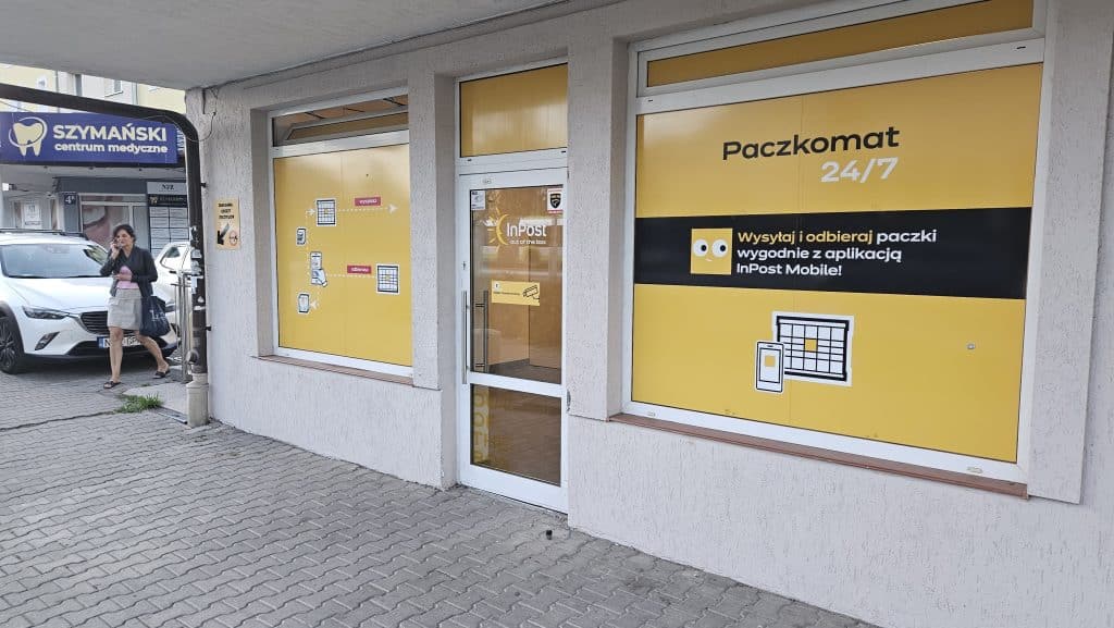 Olsztyn. Punkt z paczkomatem przerodził się w... noclegownię. - Restauracja po "Kuchennych Rewolucjach" Magdy Gessler nie przetrwała. Teraz nocują tu bezdomni