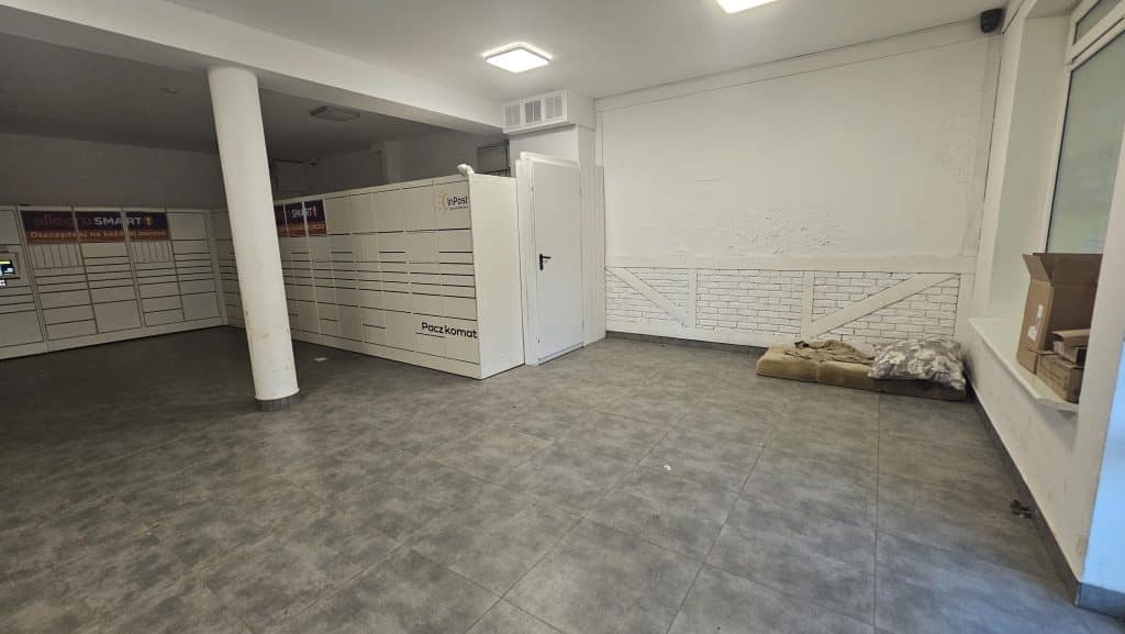 Olsztyn. Punkt z paczkomatem przerodził się w... noclegownię. - Restauracja po "Kuchennych Rewolucjach" Magdy Gessler nie przetrwała. Teraz nocują tu bezdomni