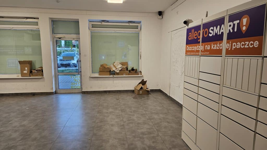 Olsztyn. Punkt z paczkomatem przerodził się w... noclegownię. - Restauracja po "Kuchennych Rewolucjach" Magdy Gessler nie przetrwała. Teraz nocują tu bezdomni