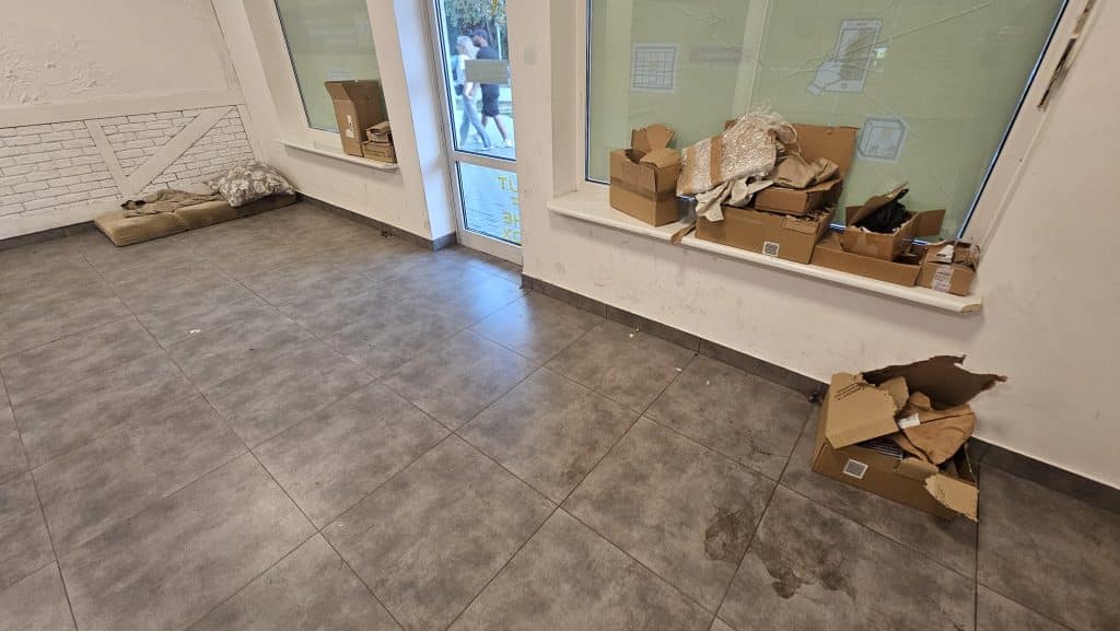 Olsztyn. Punkt z paczkomatem przerodził się w... noclegownię. - Restauracja po "Kuchennych Rewolucjach" Magdy Gessler nie przetrwała. Teraz nocują tu bezdomni