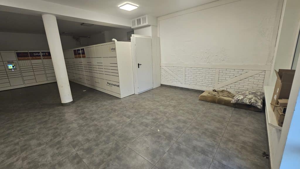 Olsztyn. Punkt z paczkomatem przerodził się w... noclegownię. - Restauracja po "Kuchennych Rewolucjach" Magdy Gessler nie przetrwała. Teraz nocują tu bezdomni