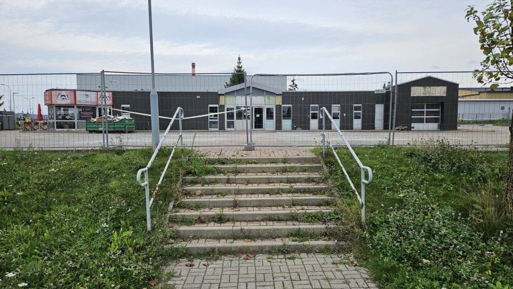 Mieszkańcy pytają: co dalej z tym terenem? Znamy nieoficjalne plany. - Zniknęła stacja paliw przy ul. Leonharda w Olsztynie. Co powstanie w jej miejsce?