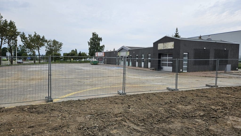 Mieszkańcy pytają: co dalej z tym terenem? Znamy nieoficjalne plany. - Zniknęła stacja paliw przy ul. Leonharda w Olsztynie. Co powstanie w jej miejsce?