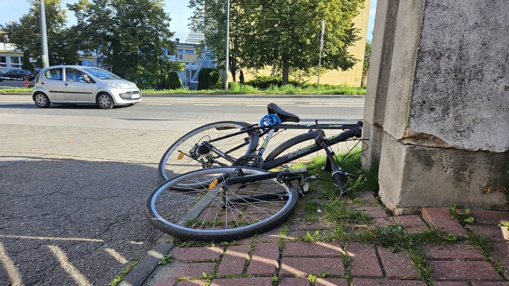 Nastolatka jechała ścieżką rowerową. - Młoda rowerzystka potrącona w centrum Olsztyna. Dziewczyna trafiła do szpitala