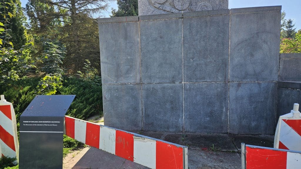 Miasto zapłaciło za usunięcie napisów z zabytkowego pomnika. - Zabytek w centrum Olsztyna wyczyszczony po akcie wandalizmu. Rachunek zapłacił ratusz