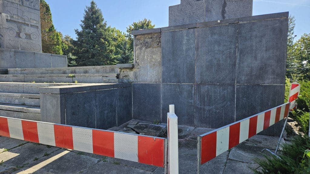 Miasto zapłaciło za usunięcie napisów z zabytkowego pomnika. - Zabytek w centrum Olsztyna wyczyszczony po akcie wandalizmu. Rachunek zapłacił ratusz