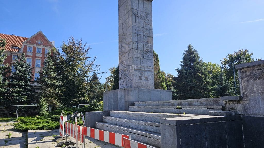 Miasto zapłaciło za usunięcie napisów z zabytkowego pomnika. - Zabytek w centrum Olsztyna wyczyszczony po akcie wandalizmu. Rachunek zapłacił ratusz