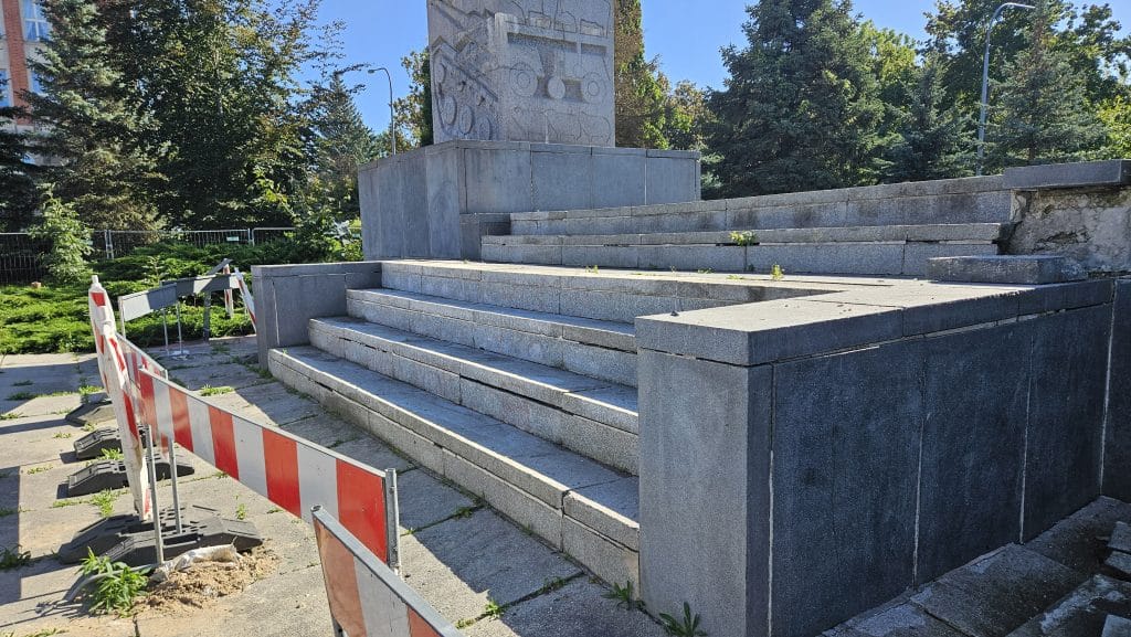 Miasto zapłaciło za usunięcie napisów z zabytkowego pomnika. - Zabytek w centrum Olsztyna wyczyszczony po akcie wandalizmu. Rachunek zapłacił ratusz