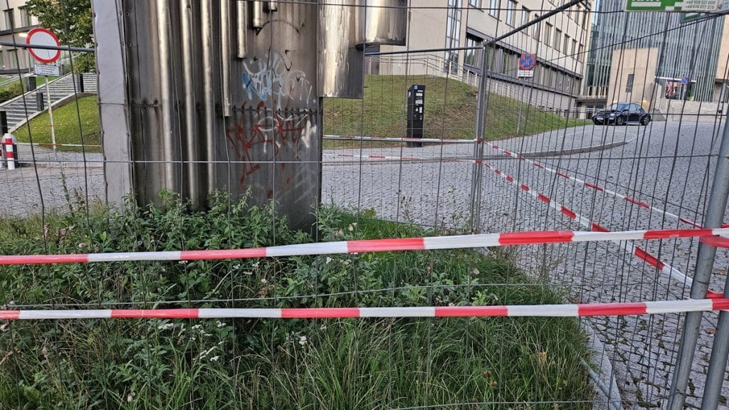 Rzeźba z lat 60., stworzona przez ucznia Xawerego Dunikowskiego, została ogrodzona. - Charakterystyczna rzeźba przy Szkole Muzycznej w Olsztynie zniknie z krajobrazu miasta?