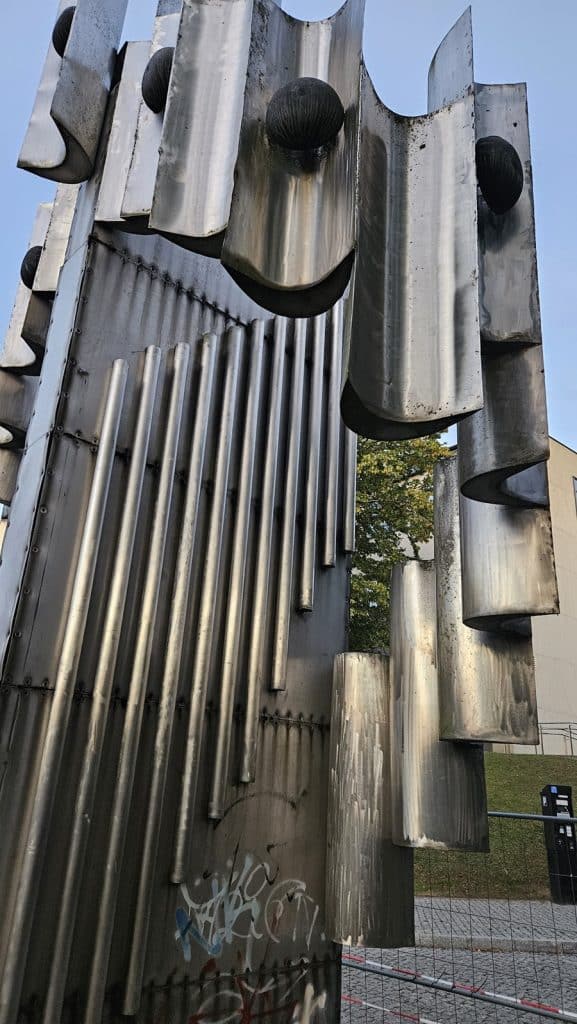 Rzeźba z lat 60., stworzona przez ucznia Xawerego Dunikowskiego, została ogrodzona. - Charakterystyczna rzeźba przy Szkole Muzycznej w Olsztynie zniknie z krajobrazu miasta?