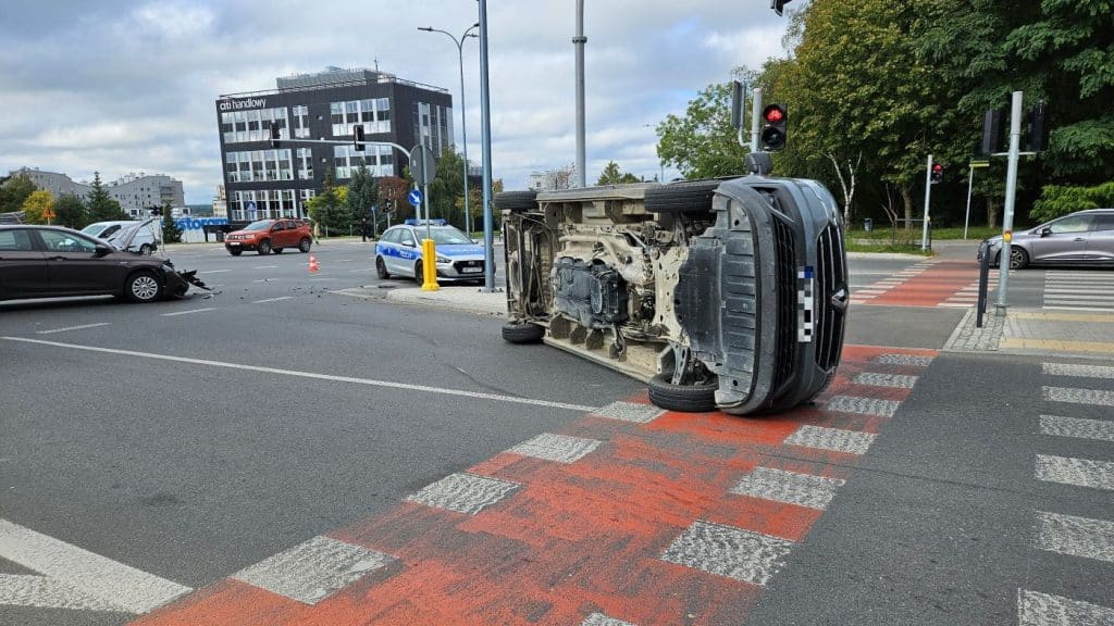 Kierowca zapamięta ten manewr na długo. - Potężna kolizja na skrzyżowaniu przy Citi Handlowy