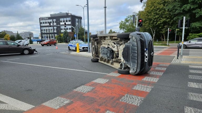 zderzenie dwóch aut na skrzyżowaniu ul. Pstrowskiego i Dworcowej