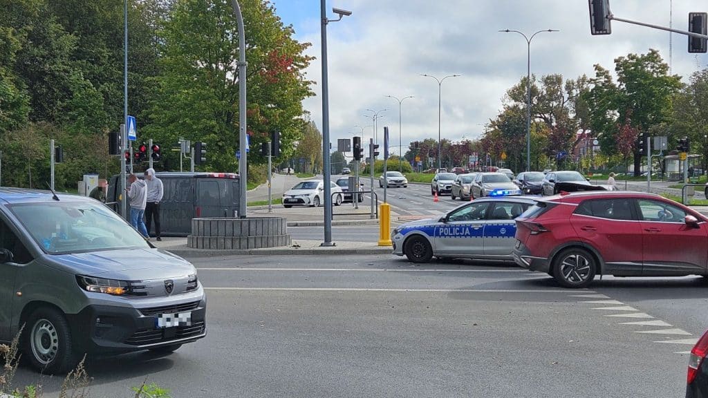 Kierowca zapamięta ten manewr na długo. - Potężna kolizja na skrzyżowaniu przy Citi Handlowy