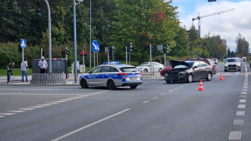 Kierowca zapamięta ten manewr na długo. - Potężna kolizja na skrzyżowaniu przy Citi Handlowy