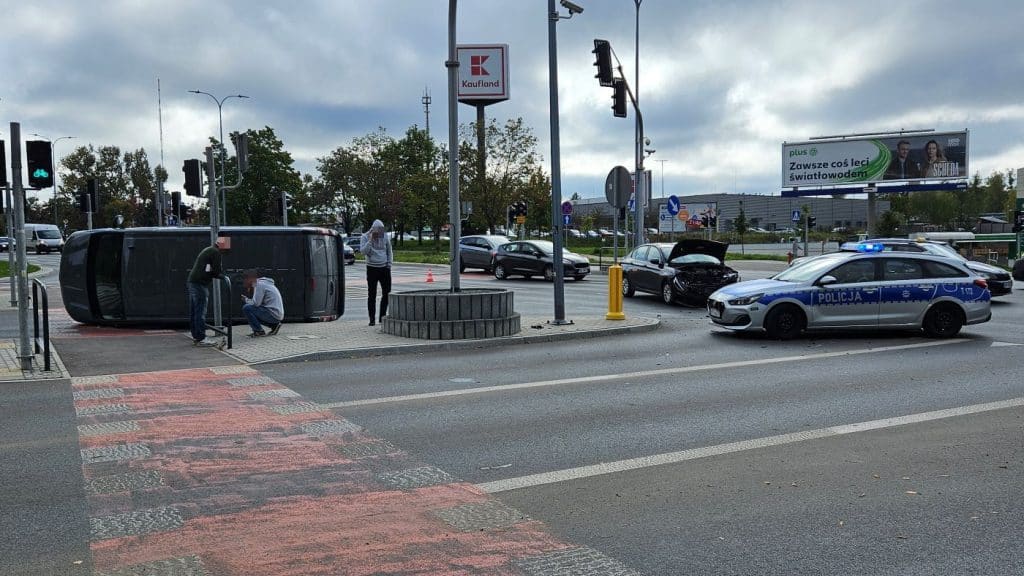 Kierowca zapamięta ten manewr na długo. - Potężna kolizja na skrzyżowaniu przy Citi Handlowy