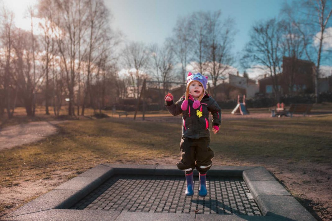dziecko na trampolinie