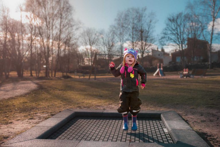 dziecko na trampolinie