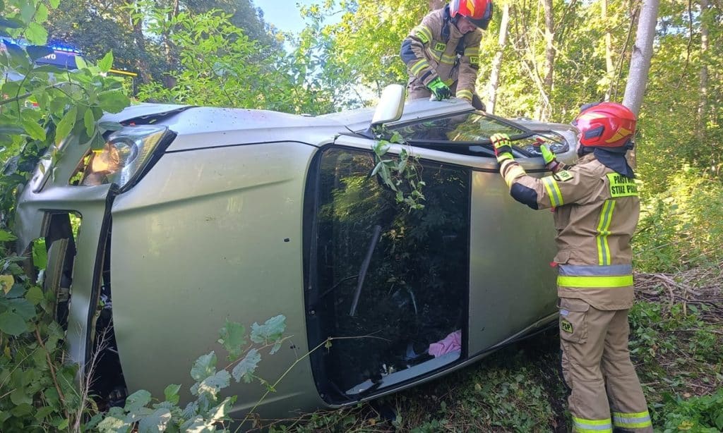 Toyota dachowała na lokalnej drodze. - Auto stoczyło się do rowu i dachowało. Kierująca trafiła do szpitala
