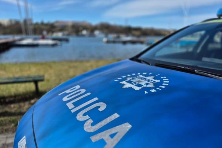 policja nad jeziorem