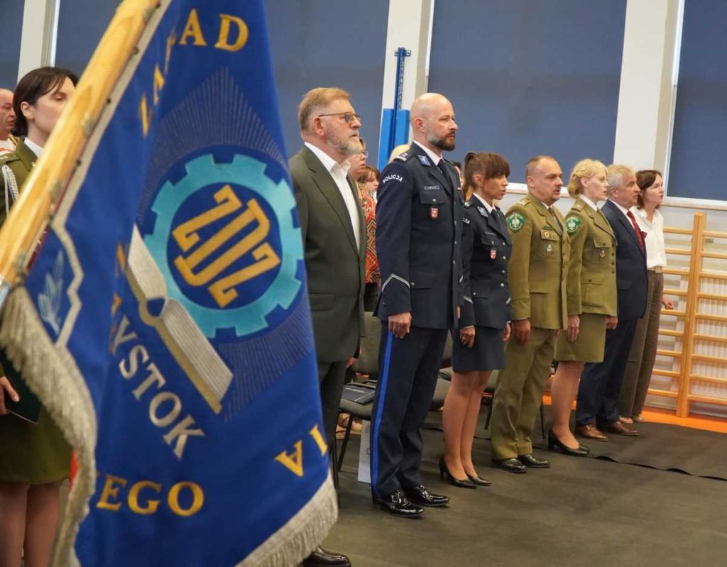 Warmińsko-Mazurskie szkoły ruszyły z nowym programem. - Oddziały mundurowe na Warmii i Mazurach. Ponad setka uczniów rozpoczęła naukę