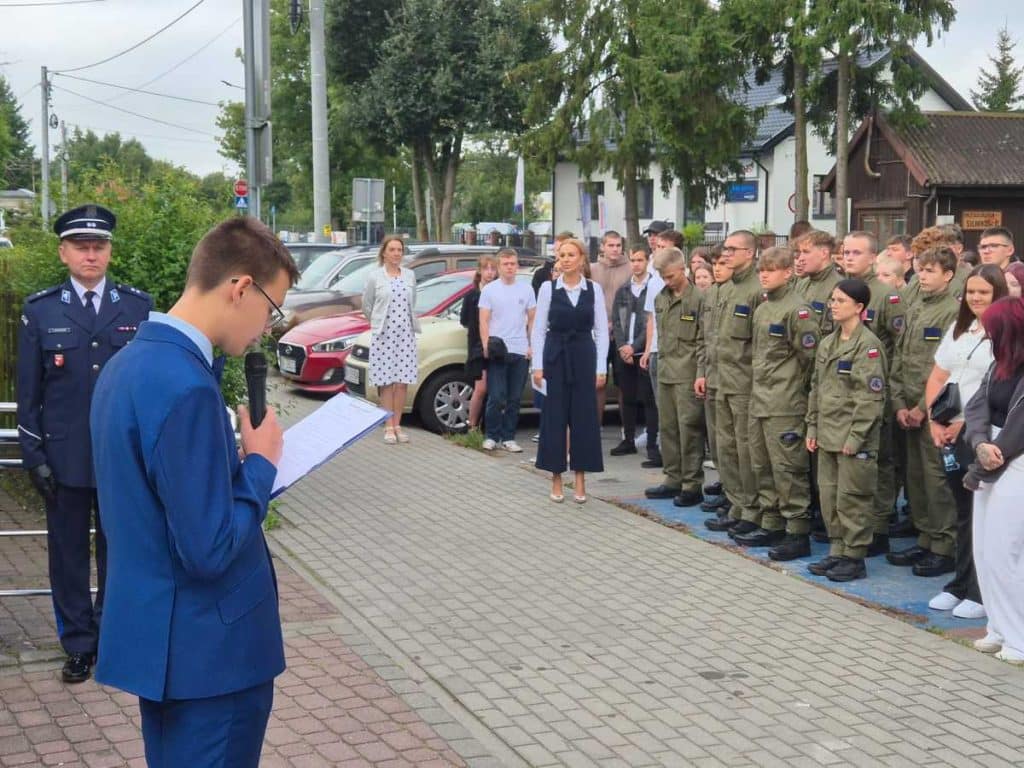 Warmińsko-Mazurskie szkoły ruszyły z nowym programem. - Oddziały mundurowe na Warmii i Mazurach. Ponad setka uczniów rozpoczęła naukę