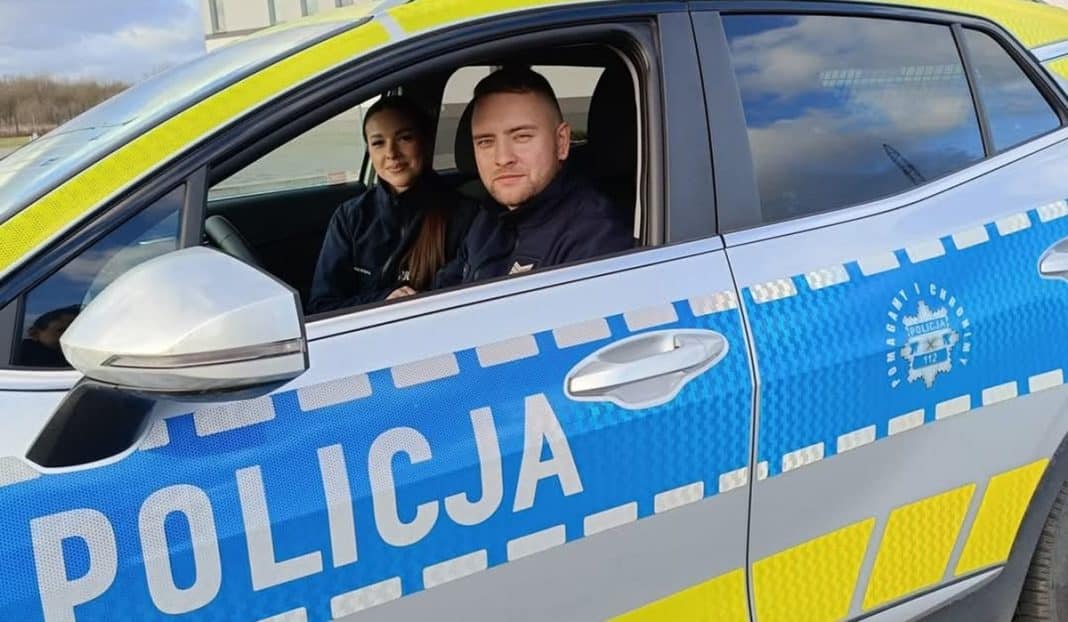 policjanci w radiowozie