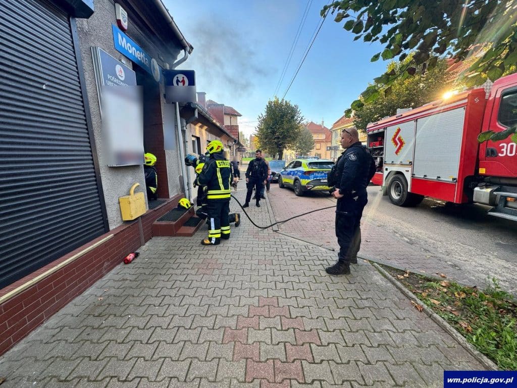 Policjanci nie czekali na strażaków i sami weszli do środka. - Policjanci wbiegli do zadymionego budynku. Szukali ludzi w środku