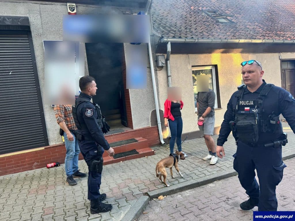 Policjanci nie czekali na strażaków i sami weszli do środka. - Policjanci wbiegli do zadymionego budynku. Szukali ludzi w środku