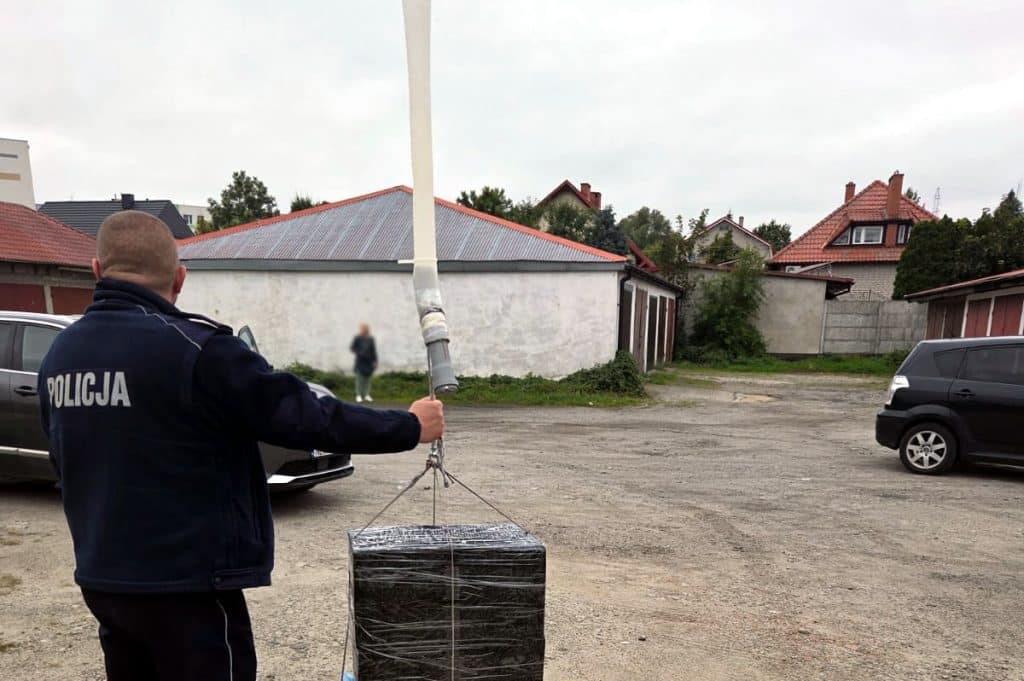 Służby pracowały na miejscu, gdzie spadły balony z ładunkiem. - Policja ostrzega przed zrzutami z balonów na Warmii i Mazurach. Należy to pilnie zgłaszać