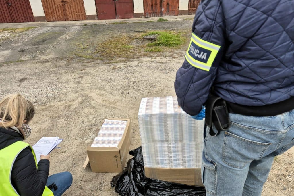 Służby pracowały na miejscu, gdzie spadły balony z ładunkiem. - Policja ostrzega przed zrzutami z balonów na Warmii i Mazurach. Należy to pilnie zgłaszać