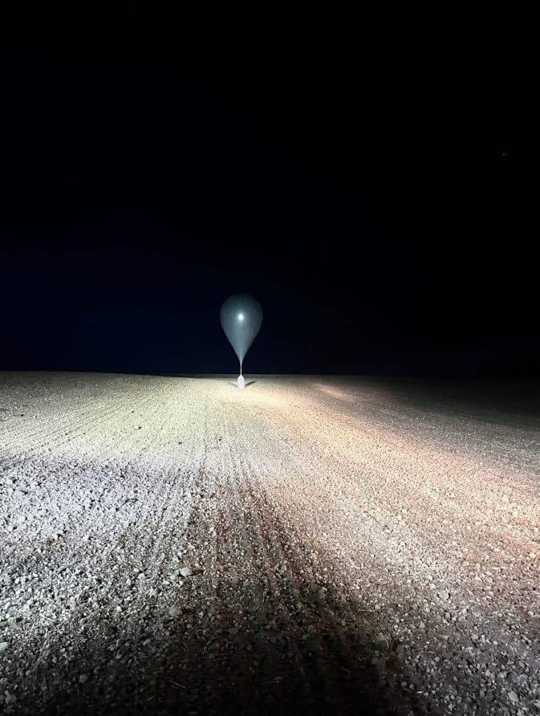 Służby pracowały na miejscu, gdzie spadły balony z ładunkiem. - Policja ostrzega przed zrzutami z balonów na Warmii i Mazurach. Należy to pilnie zgłaszać