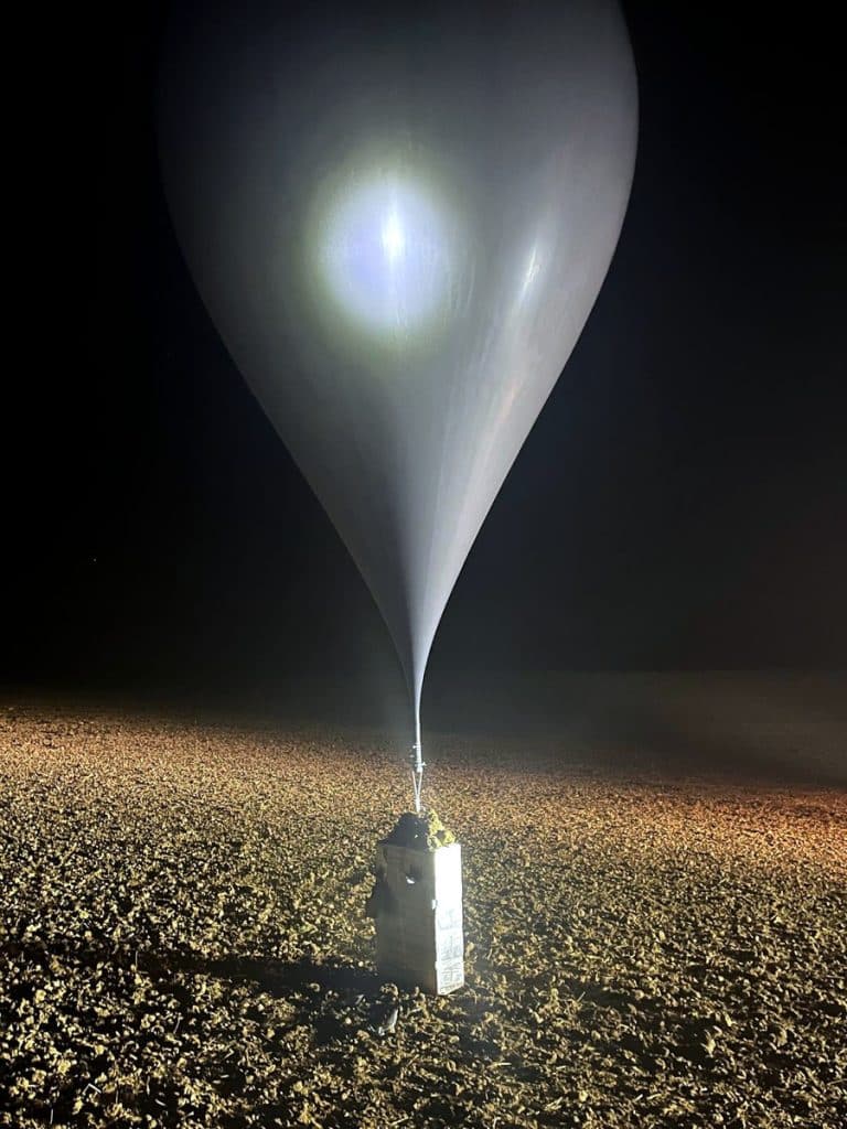 Służby pracowały na miejscu, gdzie spadły balony z ładunkiem. - Policja ostrzega przed zrzutami z balonów na Warmii i Mazurach. Należy to pilnie zgłaszać