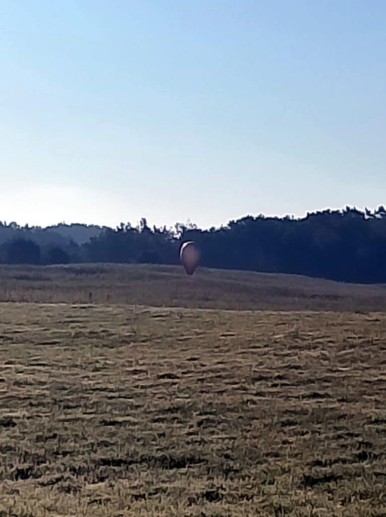 Służby pracowały na miejscu, gdzie spadły balony z ładunkiem. - Policja ostrzega przed zrzutami z balonów na Warmii i Mazurach. Należy to pilnie zgłaszać