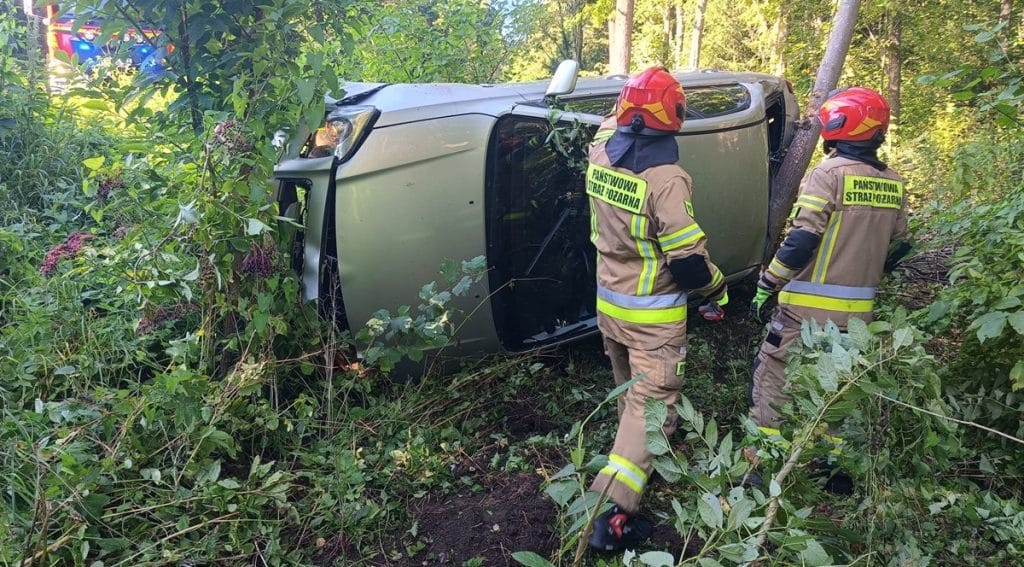 Toyota dachowała na lokalnej drodze. - Auto stoczyło się do rowu i dachowało. Kierująca trafiła do szpitala