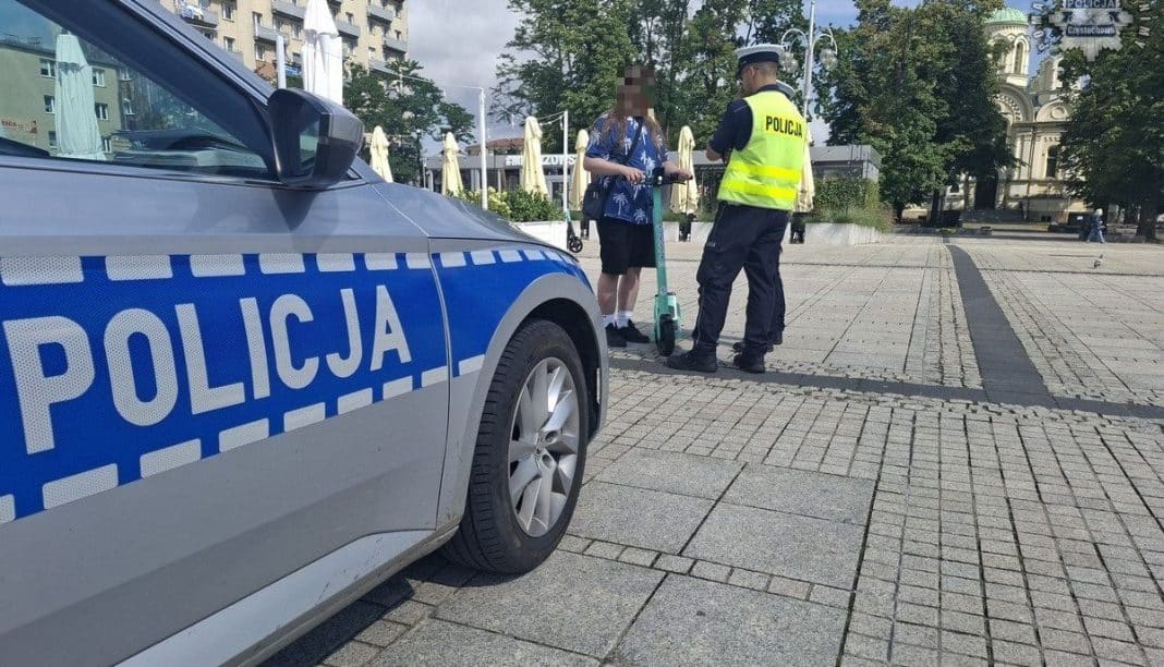 policja i dziecko na hulajnodze