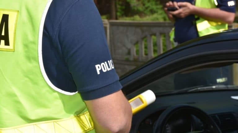 policjant z alkomatem