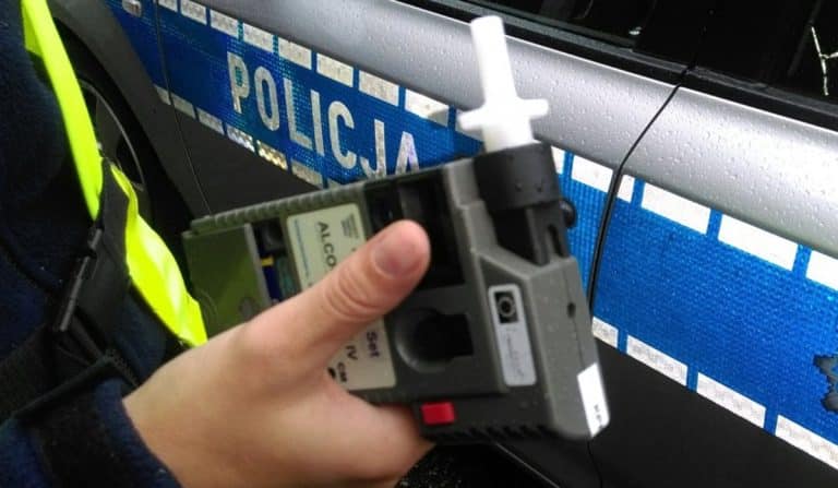 policjant trzyma alkomat