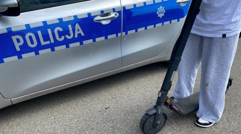 dziewczyna na hulajnodze