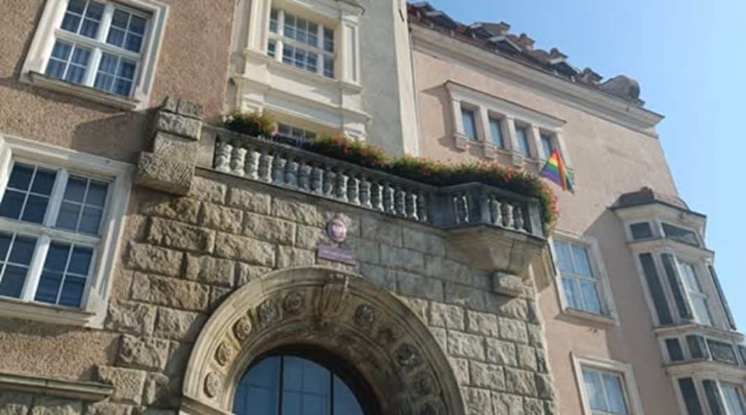 tęczowa flaga na ratuszu w Olsztynie