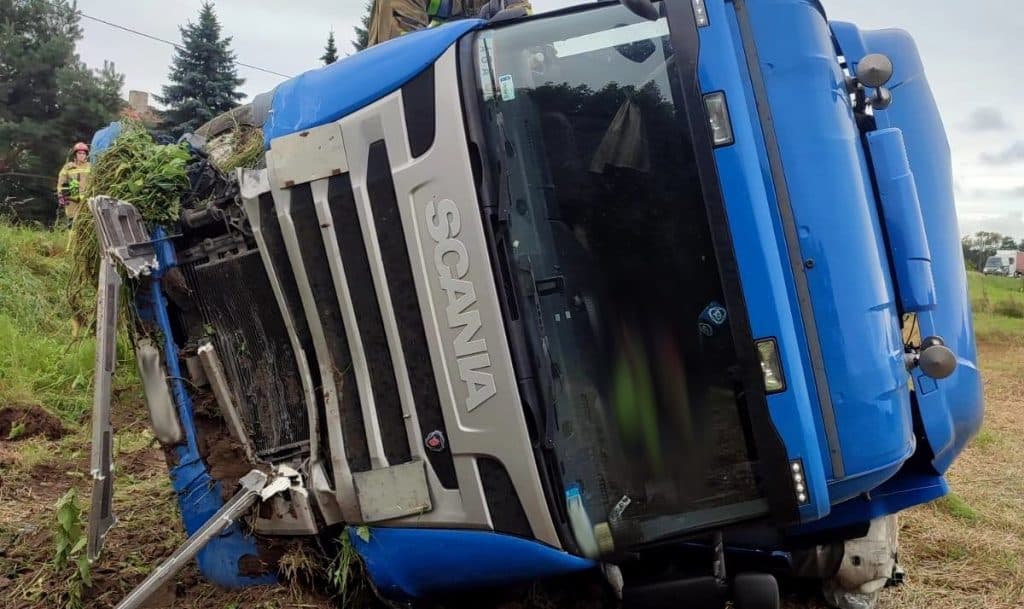 Bus zderzył się z ciężarówką na drodze krajowej. - Bus zderzył się z ciężarówką. Policja ujawnia szokujące fakty