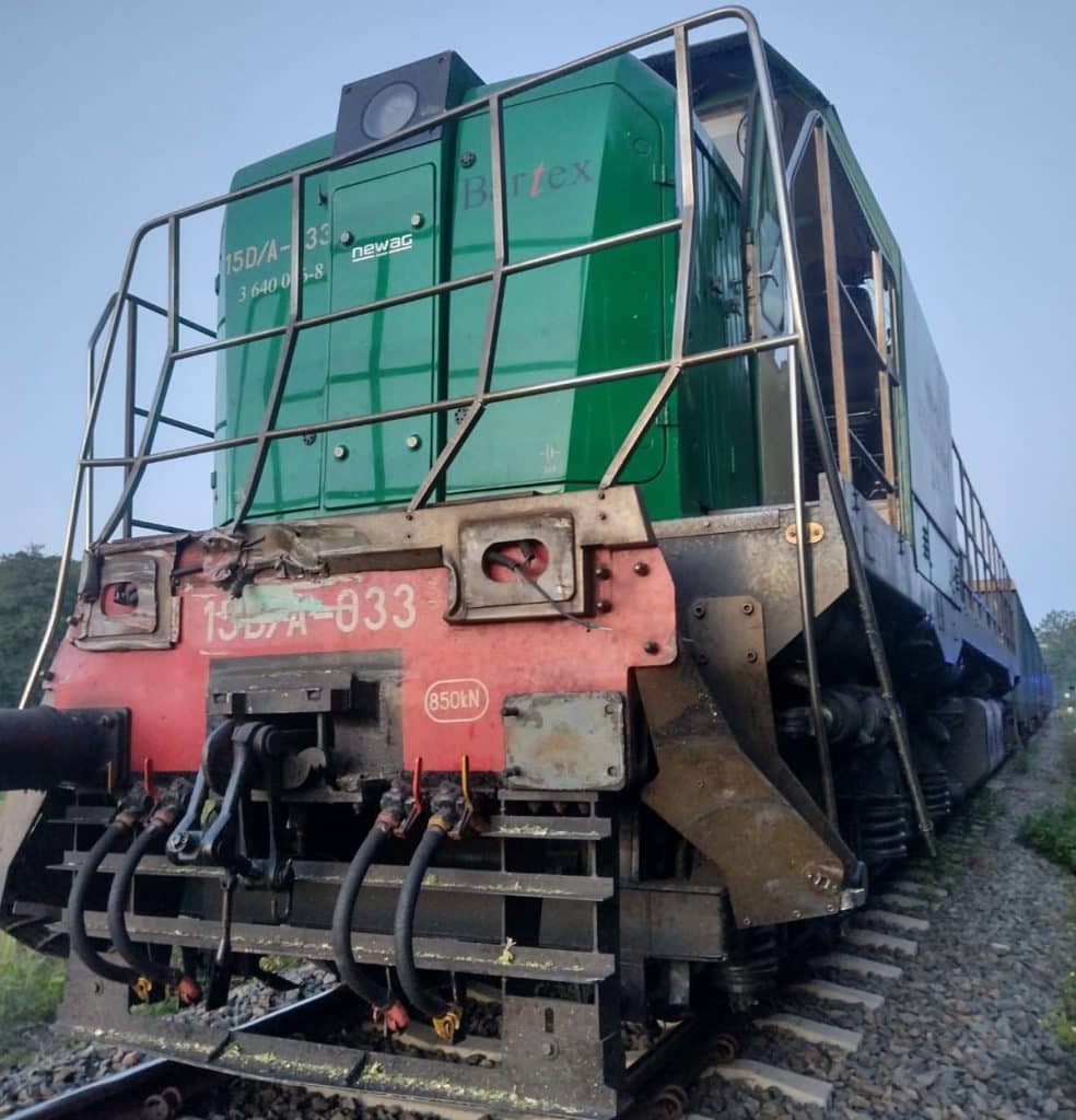 Traktorzysta miał dużo szczęścia. - Traktorzysta nie zatrzymał się na stopie. Pociąg staranował przyczepę