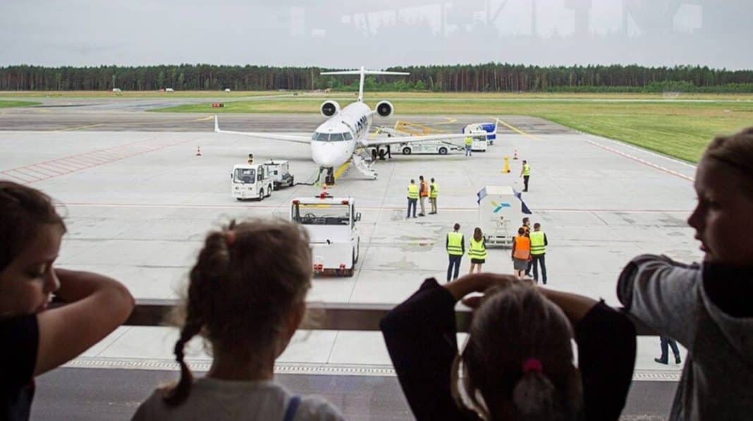 wizyta dzieci na lotnisku