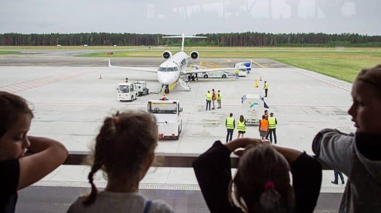 wizyta dzieci na lotnisku